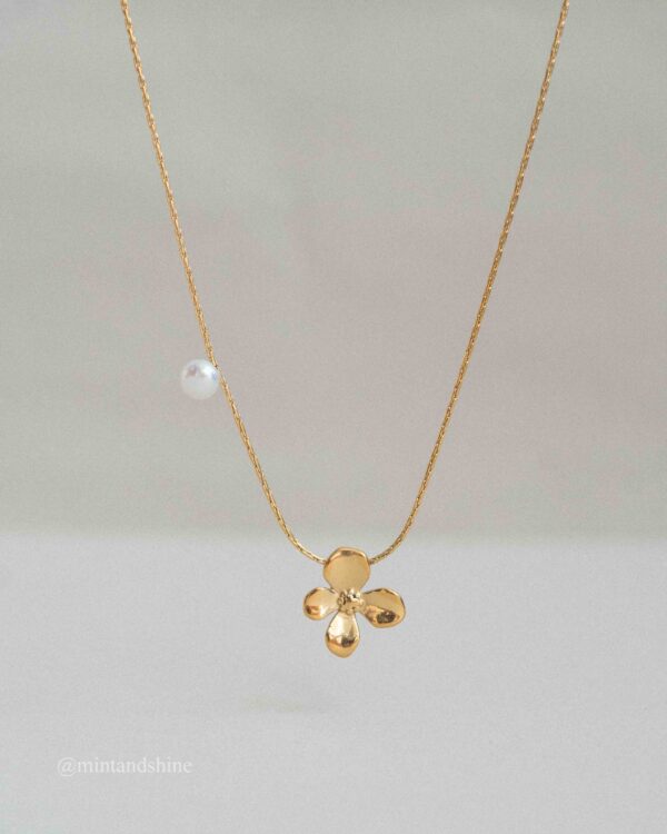 Flora Pearl Necklace
